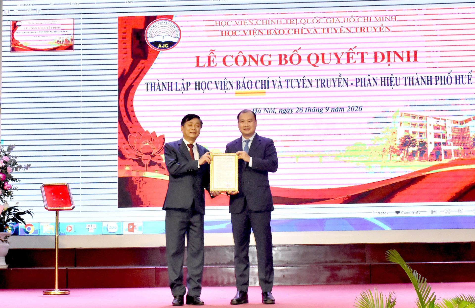 L&atilde;nh đạo Học viện Ch&iacute;nh trị quốc gia Hồ Ch&iacute; Minh trao Quyết định th&agrave;nh lập Ph&acirc;n hiệu cho Học viện B&aacute;o ch&iacute; v&agrave; Tuy&ecirc;n truyền
