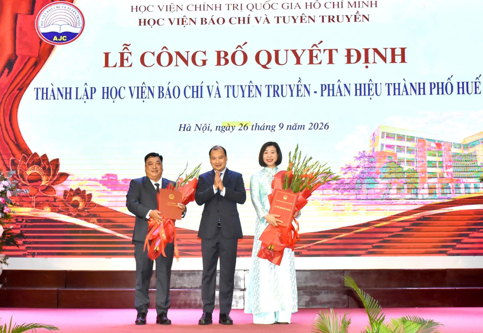 PGS.TS L&ecirc; Hải B&igrave;nh- Ph&oacute; Gi&aacute;m đốc thường trực Học viện Ch&iacute;nh trị quốc gia Hồ Ch&iacute; Minh tặng hoa chức mừng Gi&aacute;m đốc v&agrave; Ph&oacute; gi&aacute;m đốc Học vi&ecirc;n B&aacute;o ch&iacute; v&agrave; Tuy&ecirc;n truyền ph&acirc;n hiệu Th&agrave;nh phố Huế