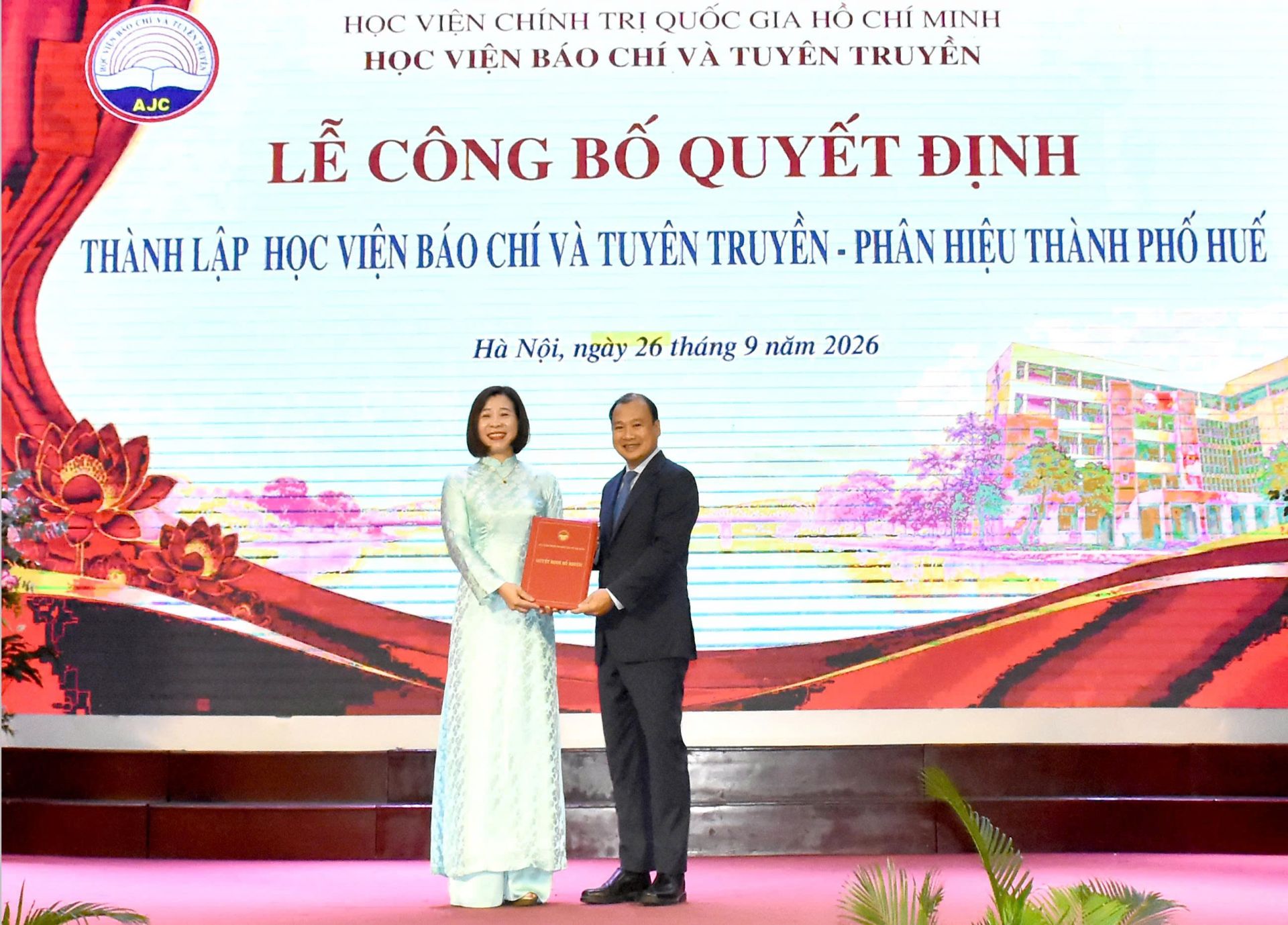 PGS. TS L&ecirc; Hải B&igrave;nh trao quyết định giao nhiệm vụ Gi&aacute;m đốc Học viện B&aacute;o ch&iacute; v&agrave; Tuy&ecirc;n truyền - Ph&acirc;n hiệu th&agrave;nh phố Huế cho đồng ch&iacute; PGS.TS. Nguyễn Thị Trường Giang