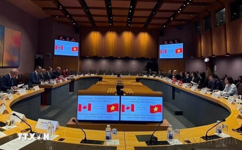 Diễn ra vào thời điểm quan hệ Việt Nam-Canada hội tụ nhiều điều kiện thuận lợi để bước sang giai đoạn hợp tác mới, sâu rộng, thực chất hơn, chuyến thăm của Tổng Bí thư, Chủ tịch nước Tô Lâm góp phần chuyển hóa những cơ hội, tiềm năng hợp tác được tích lũy trong thời gian qua thành các định hướng, chương trình hành động cụ thể, mang lại lợi ích thiết thực cho nhân dân hai nước. Kỳ họp lần thứ 3 Ủy ban Hỗn hợp về Kinh tế Việt Nam-Canada (JEC 3). (Ảnh: TTXVN phát) Diễn ra vào thời điểm quan hệ Việt Nam-Canada hội tụ nhiều điều kiện thuận lợi để bước sang giai đoạn hợp tác mới, sâu rộng, thực chất hơn, chuyến thăm của Tổng Bí thư, Chủ tịch nước Tô Lâm góp phần chuyển hóa những cơ hội, tiềm năng hợp tác được tích lũy trong thời gian qua thành các định hướng, chương trình hành động cụ thể, mang lại lợi ích thiết thực cho nhân dân hai nước. Kỳ họp lần thứ 3 Ủy ban Hỗn hợp về Kinh tế Việt Nam-Canada (JEC 3). (Ảnh: TTXVN phát)