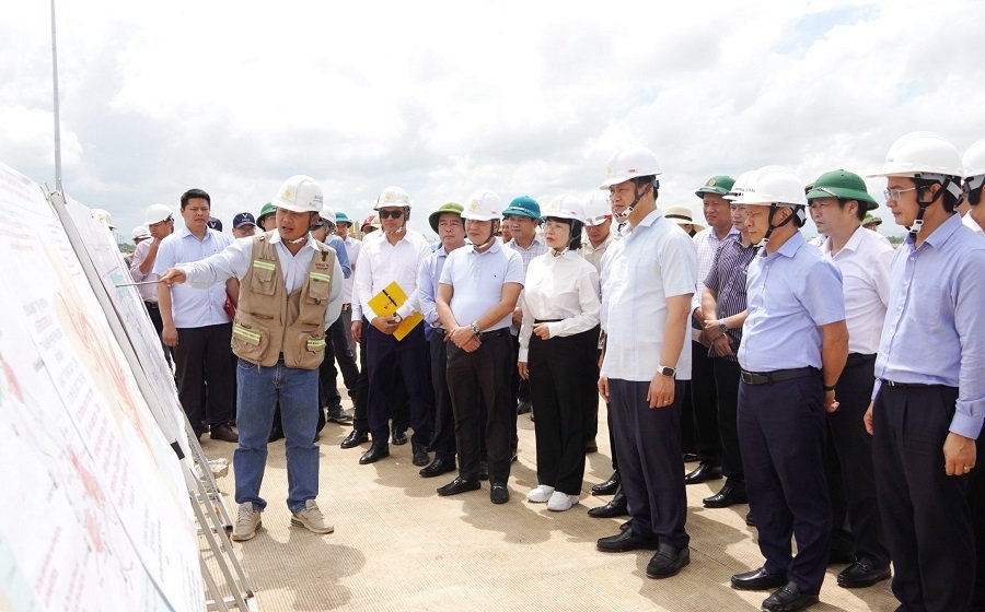 Kiểm tra và nghe nhà thầu, đơn vị thi công Dự án đầu tư xây dựng Cảng hàng không Quảng Trị báo cáo tiến độ triển khai dự án Kiểm tra và nghe nhà thầu, đơn vị thi công Dự án đầu tư xây dựng Cảng hàng không Quảng Trị báo cáo tiến độ triển khai dự án