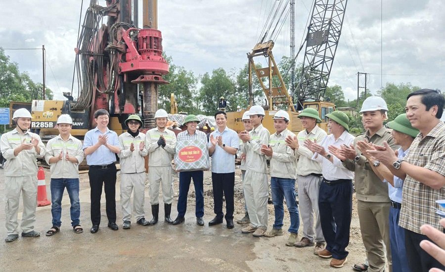 Bí thư Tỉnh ủy Vương Quốc Tuấn và Chủ tịch UBND tỉnh Bùi Hoàng Phương cùng lãnh đạo UBND tỉnh Quảng Trị tặng quà động viên các đơn vị thi công Bí thư Tỉnh ủy Vương Quốc Tuấn và Chủ tịch UBND tỉnh Bùi Hoàng Phương cùng lãnh đạo UBND tỉnh Quảng Trị tặng quà động viên các đơn vị thi công