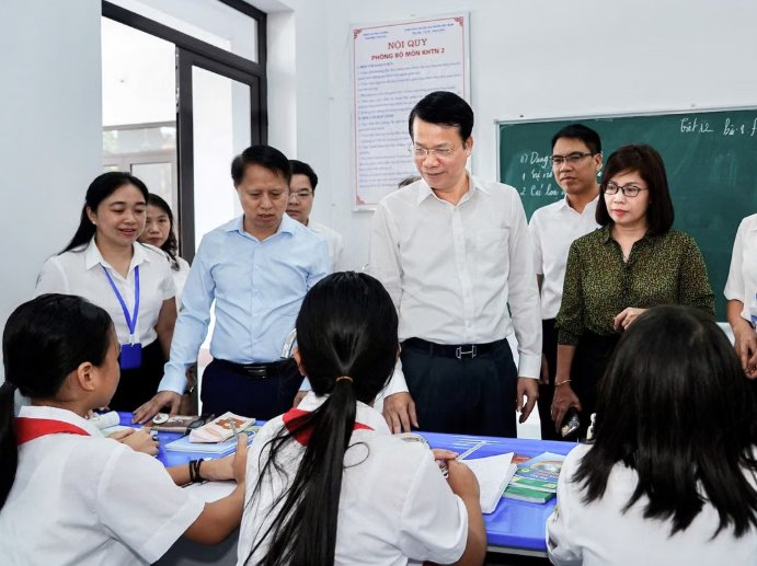 Dương Văn Lượng và Đoàn công tác thăm Trường Tiểu học và THCS Dương Tự Minh (xã Phú Lương). Dương Văn Lượng và Đoàn công tác thăm Trường Tiểu học và THCS Dương Tự Minh (xã Phú Lương).