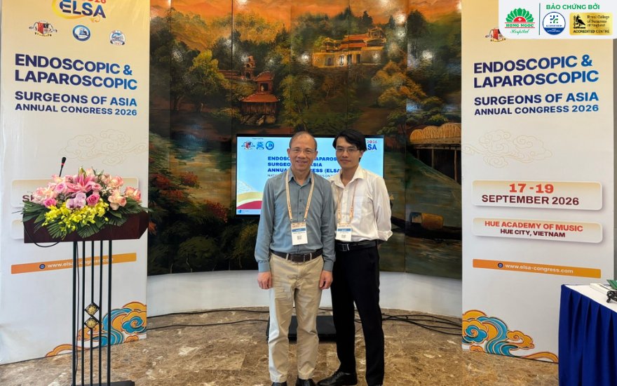 TS.Bs Nguyễn Thanh T&acirc;m v&agrave; BS Phạm Đức Duy chụp ảnh lưu niệm tại Hội nghị ELSA 2026