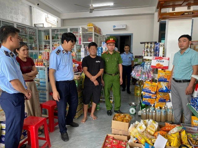 Tăng kiểm tra thực phẩm dịp Trung thu tại Hạnh Lâm, lực lượng chức năng phát hiện 2 cơ sở vi phạm. Tăng kiểm tra thực phẩm dịp Trung thu tại Hạnh Lâm, lực lượng chức năng phát hiện 2 cơ sở vi phạm.