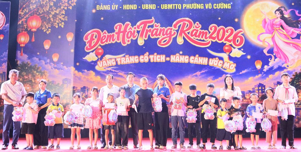 C&aacute;c đại biểu trao qu&agrave; cho học sinh, thiếu nhi c&oacute; ho&agrave;n cảnh kh&oacute; khăn tr&ecirc;n địa b&agrave;n phường.