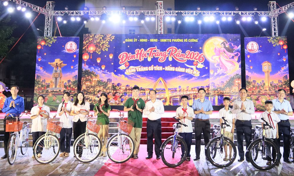 Đồng ch&iacute; Nghi&ecirc;m Xu&acirc;n Hưởng (đứng giữa, l&atilde;nh đọa phường V&otilde; Cường c&ugrave;ng c&aacute;c đại biểu trao xe đạp cho c&aacute;c em học sinh.