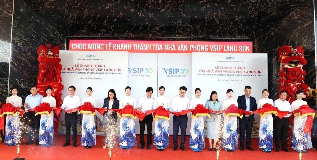 Các đại biểu thực hiện nghi thức cắt băng khánh thành Các đại biểu thực hiện nghi thức cắt băng khánh thành