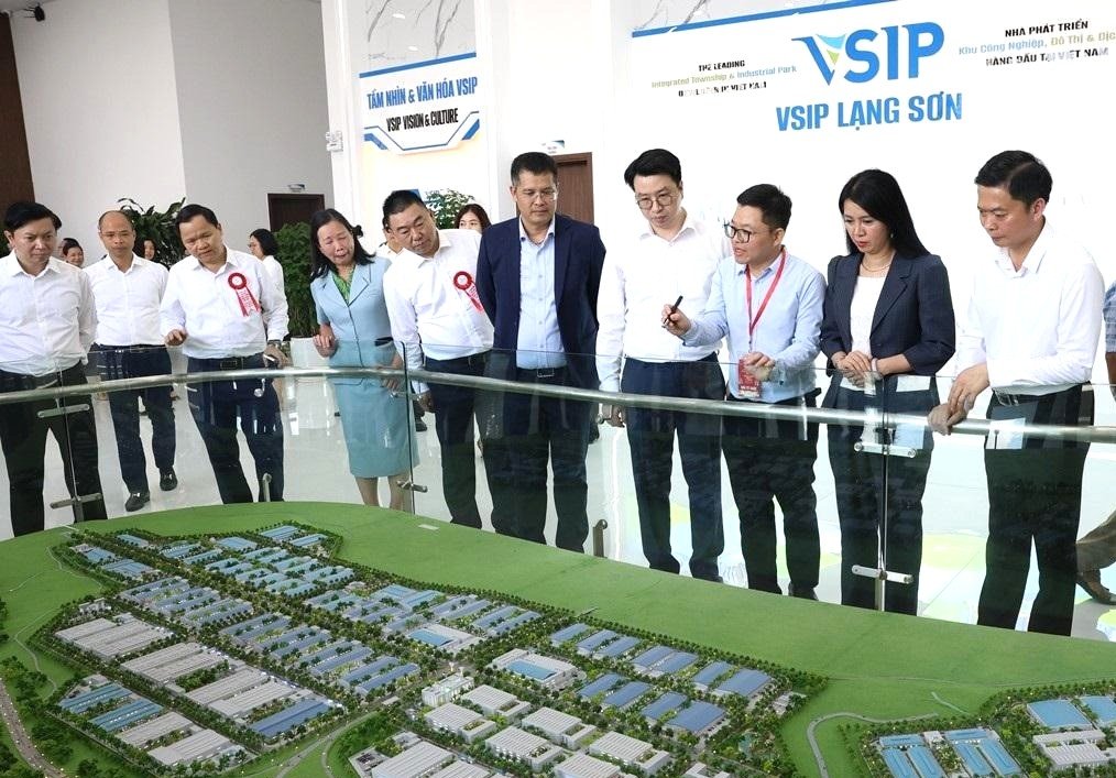 Các đại biểu tham quan mô hình Khu công nghiệp VSIP Lạng Sơn Các đại biểu tham quan mô hình Khu công nghiệp VSIP Lạng Sơn