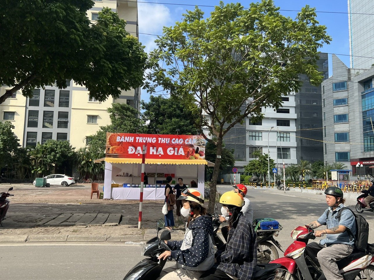 Quầy b&aacute;nh đại hạ gi&aacute; tr&ecirc;n đường Phạm H&ugrave;ng