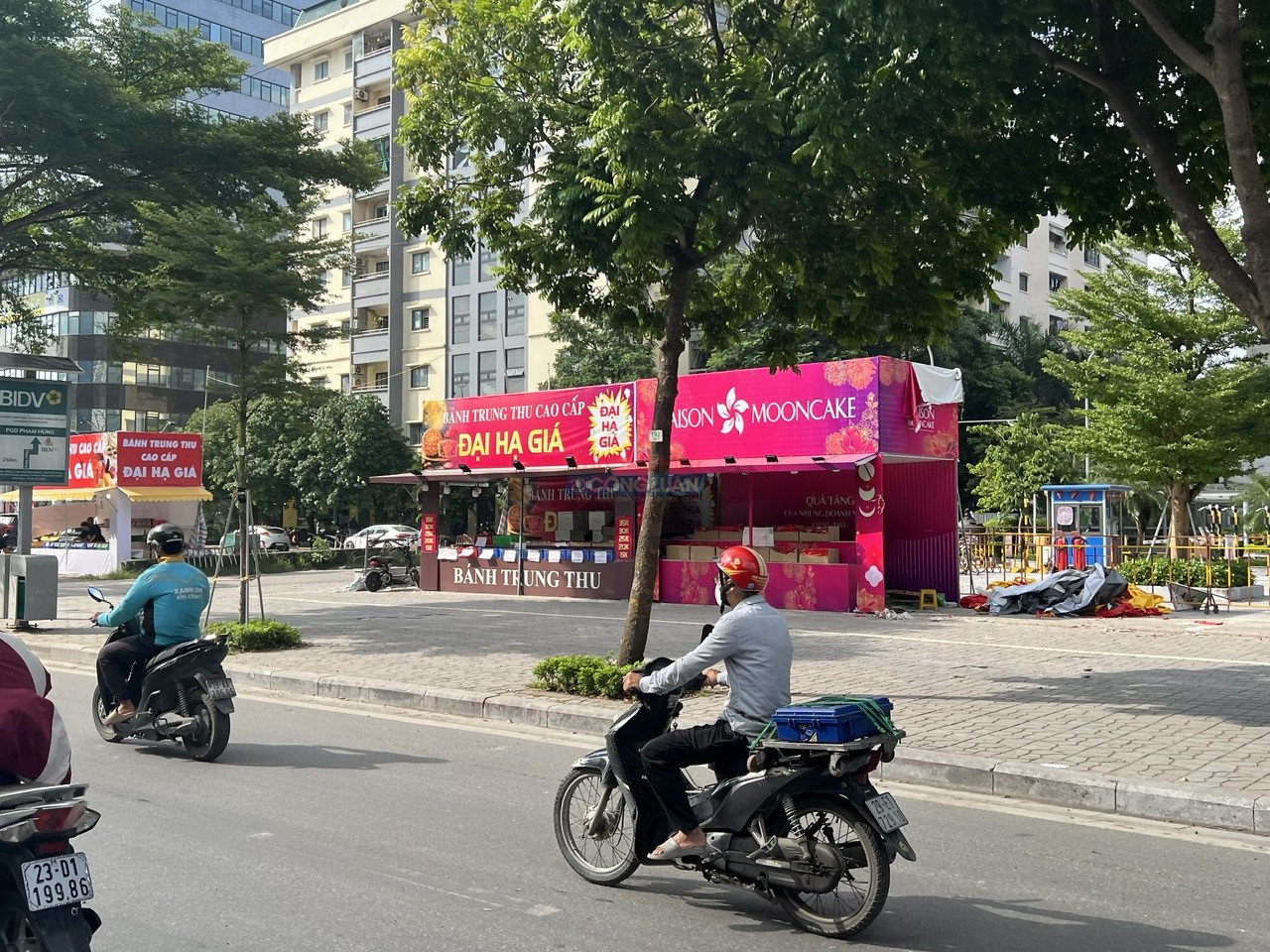 Quầy b&aacute;nh đại hạ gi&aacute; tr&ecirc;n đường Phạm H&ugrave;ng