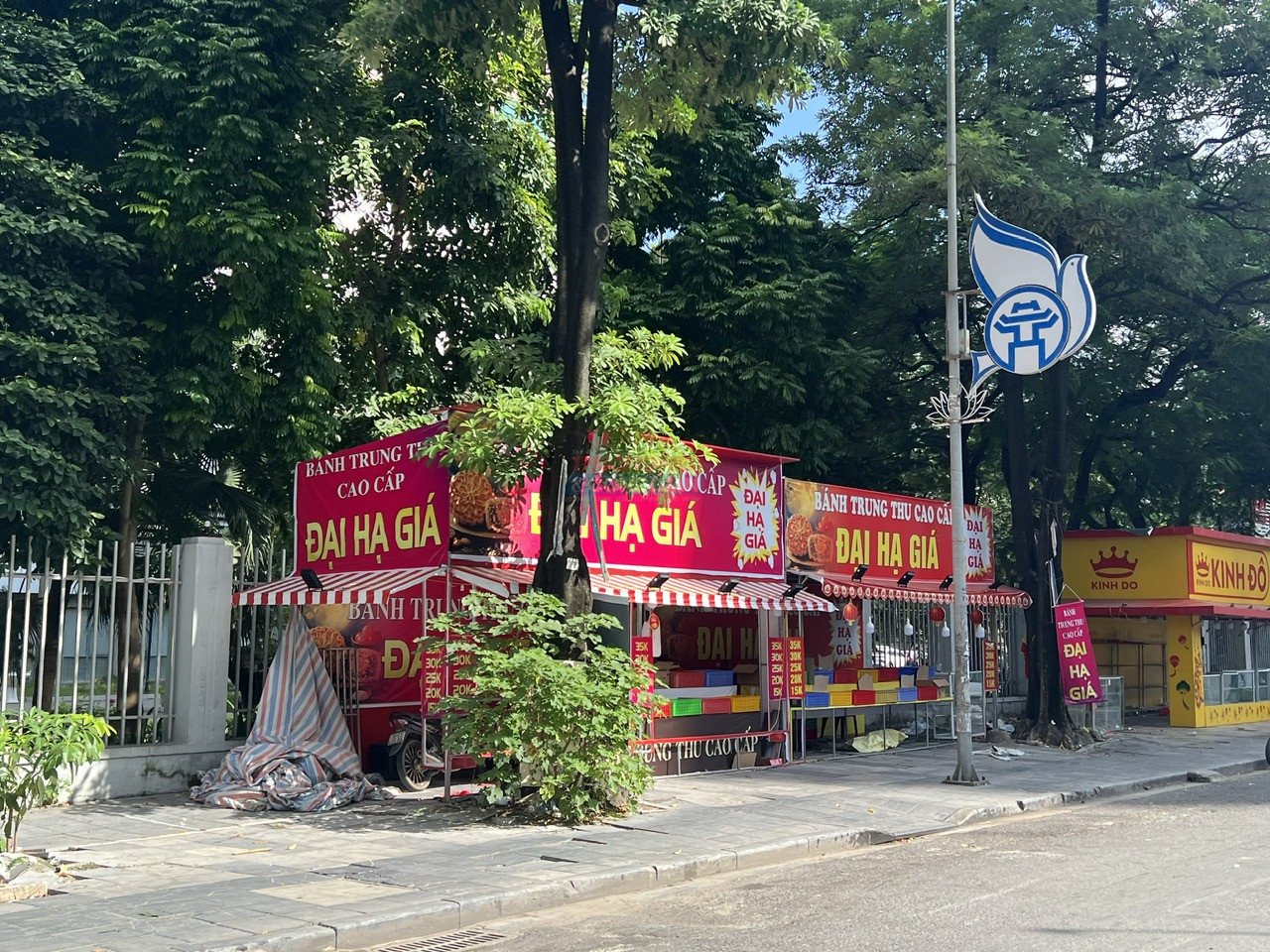 Quầy b&aacute;nh trung thu đại hạ gi&aacute; tr&ecirc;n đường Nguyễn Tr&atilde;i