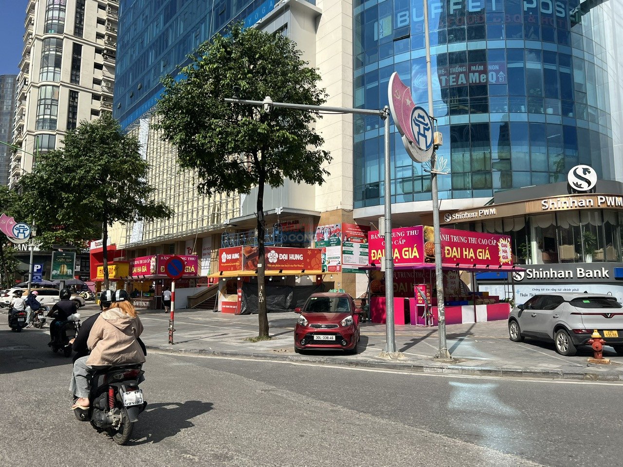 Quầy b&aacute;nh đại hạ gi&aacute; tr&ecirc;n đường Trần Ph&uacute;, H&agrave; Đ&ocirc;ng