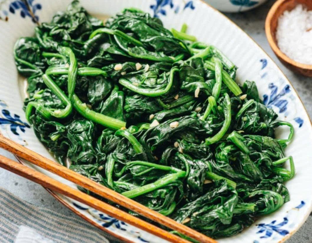 Cải bó xôi từ lâu được biết đến là loại rau lá xanh giàu dưỡng chất, cung cấp nhiều vitamin, khoáng chất và các hợp chất thực vật có lợi cho cơ thể. Cải bó xôi từ lâu được biết đến là loại rau lá xanh giàu dưỡng chất, cung cấp nhiều vitamin, khoáng chất và các hợp chất thực vật có lợi cho cơ thể.
