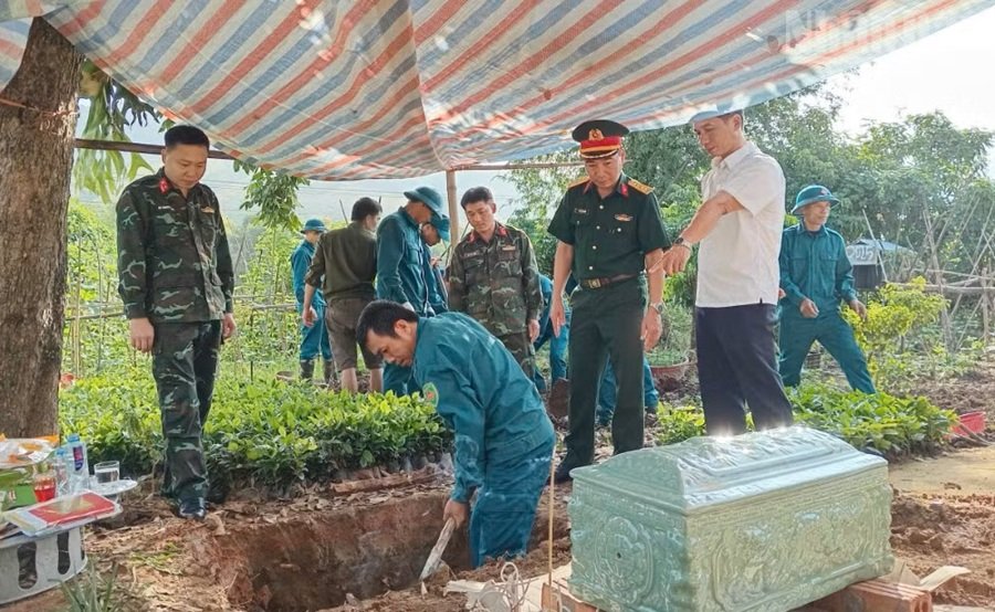 Đại t&aacute; Đậu Thanh Quang, Ph&oacute; Trưởng ban Thường trực Ban Chỉ đạo tỉnh, Ch&iacute;nh ủy Bộ Chỉ huy Qu&acirc;n sự tỉnh Sơn La trực tiếp chỉ đạo c&ocirc;ng t&aacute;c khai quật, cất bốc 2 h&agrave;i cốt liệt sĩ. (Ảnh: ĐỨC THỊNH)