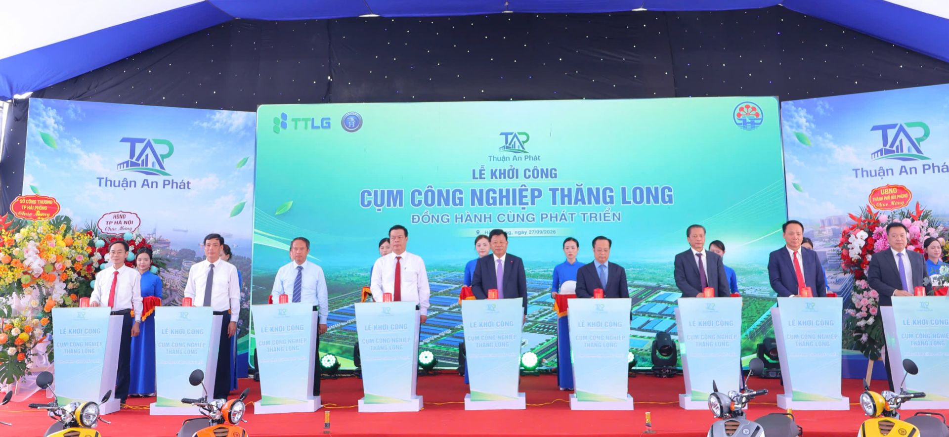 Lãnh đạo thành phố cùng các đại biểu thực hiện nghi thức khởi công dự án. Lãnh đạo thành phố cùng các đại biểu thực hiện nghi thức khởi công dự án.