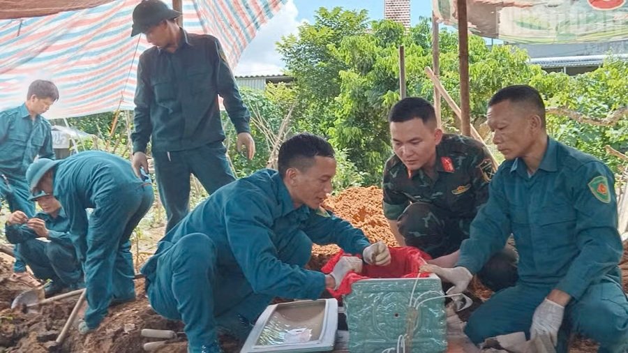 Lực lượng tham gia tiến h&agrave;nh khai quật, cất bốc 2 h&agrave;i cốt liệt sĩ tại x&atilde; Chiềng Khoong, tỉnh Sơn La. (Ảnh: THỌ SƠN)