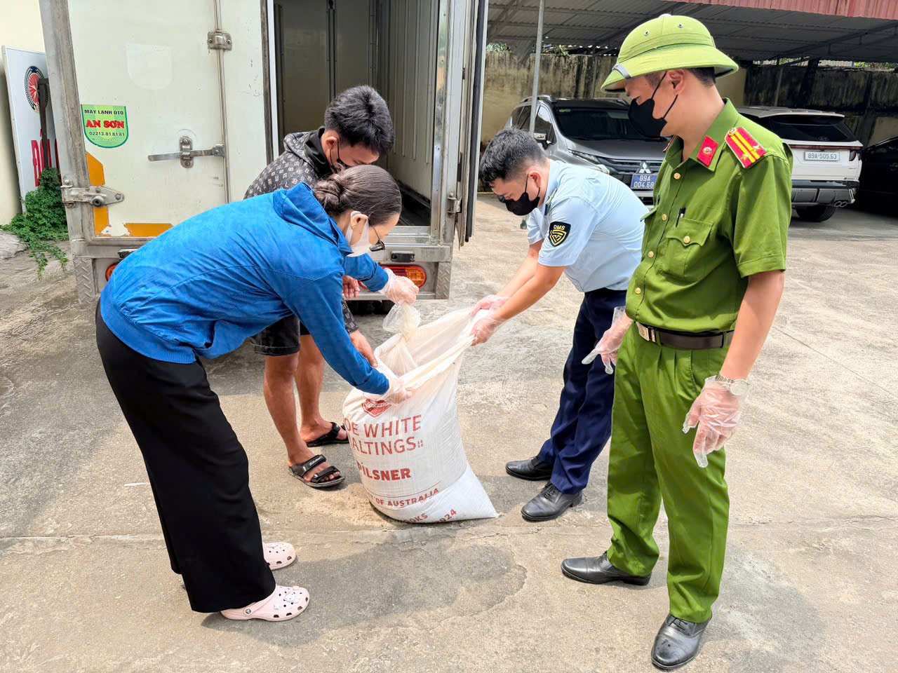 Lục Lượng Công an tỉnh Hưng Yên phối hợp cùng Quản lý thị trường kiểm tra hàng hóa trên địa bàn. Ảnh: hungyen.dms.gov.vn Lục Lượng Công an tỉnh Hưng Yên phối hợp cùng Quản lý thị trường kiểm tra hàng hóa trên địa bàn. Ảnh: hungyen.dms.gov.vn