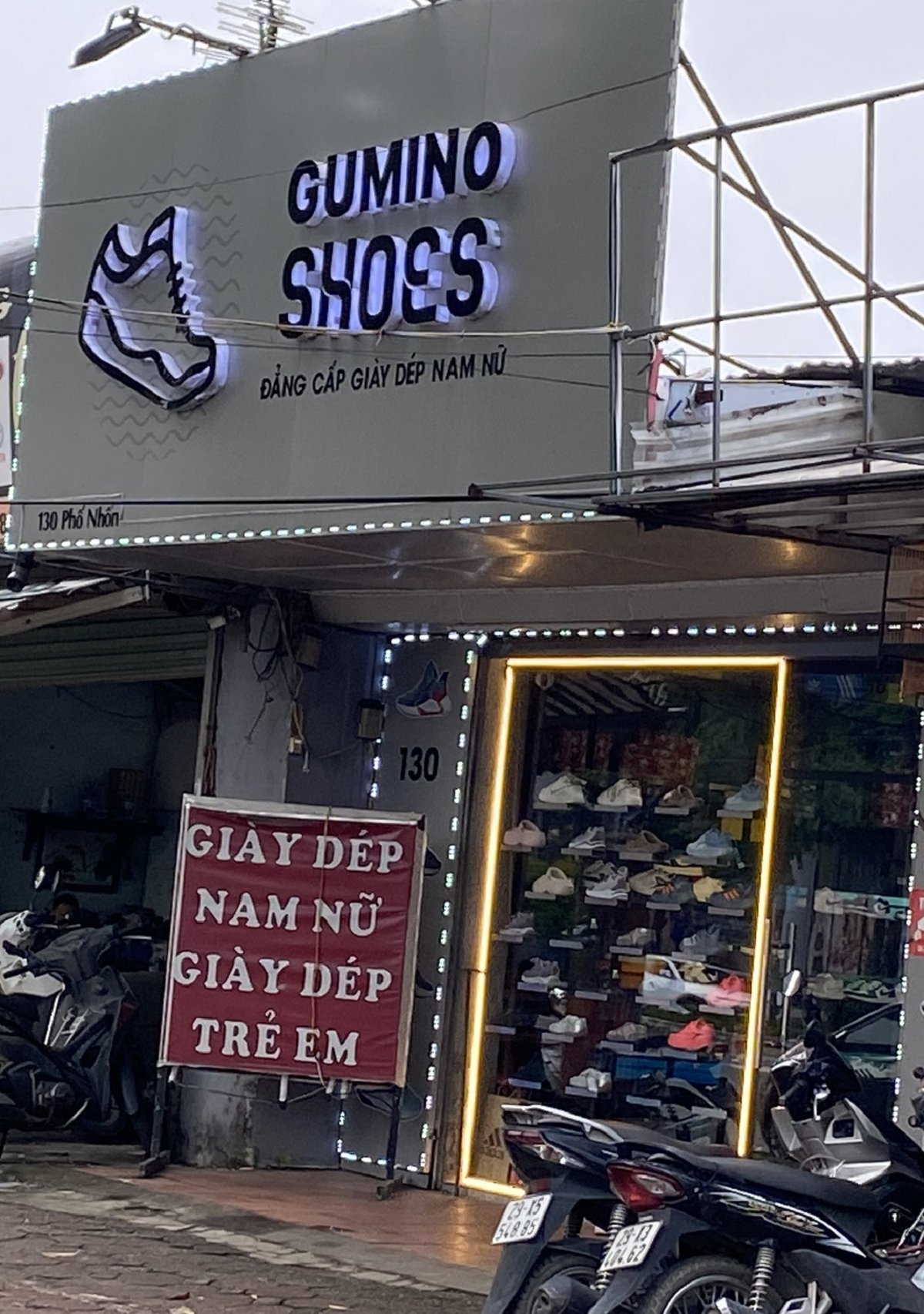Cửa hàng Gumino Shoes đặt tại 130 phố Nhổn Cửa hàng Gumino Shoes đặt tại 130 phố Nhổn