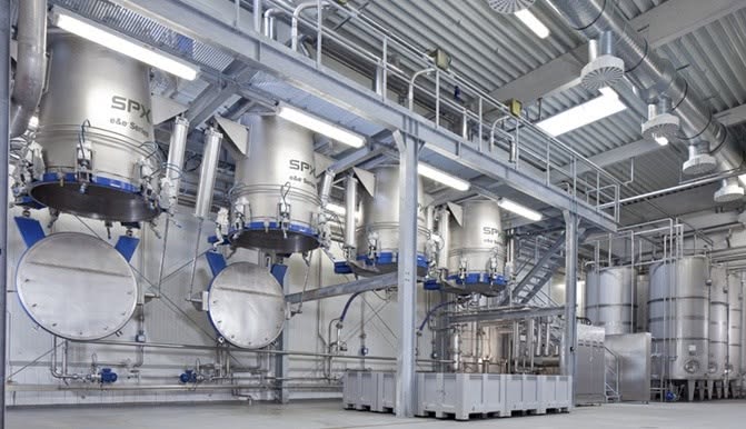 Việc l&agrave;m chủ c&ocirc;ng nghệ chiết xuất s&acirc;u v&agrave; c&ocirc; ch&acirc;n kh&ocirc;ng &aacute;p suất thấp gi&uacute;p chuyển h&oacute;a thảo dược th&ocirc; th&agrave;nh nguy&ecirc;n liệu chuẩn h&oacute;a c&oacute; h&agrave;m lượng dược chất ổn định. Ảnh minh hoạ