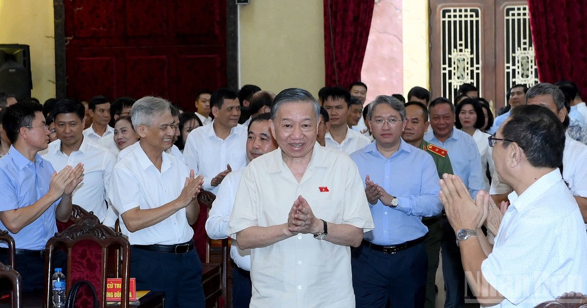 Tổng B&iacute; thư, Chủ tịch nước T&ocirc; L&acirc;m tiếp x&uacute;c cử tri c&aacute;c phường thuộc đơn vị bầu cử số 1, th&agrave;nh phố H&agrave; Nội, trước Kỳ họp thứ hai, Quốc hội kh&oacute;a XVI. (Ảnh: ĐĂNG KHOA)