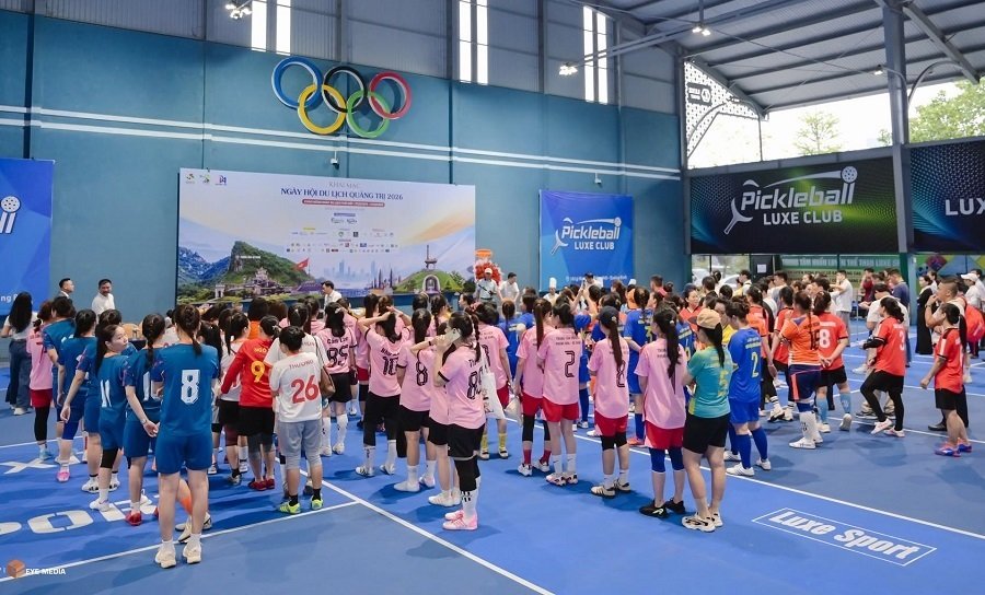 C&aacute;c hội vi&ecirc;n tham gia giao lưu, thi đấu b&oacute;ng đ&aacute; v&agrave; pickleball