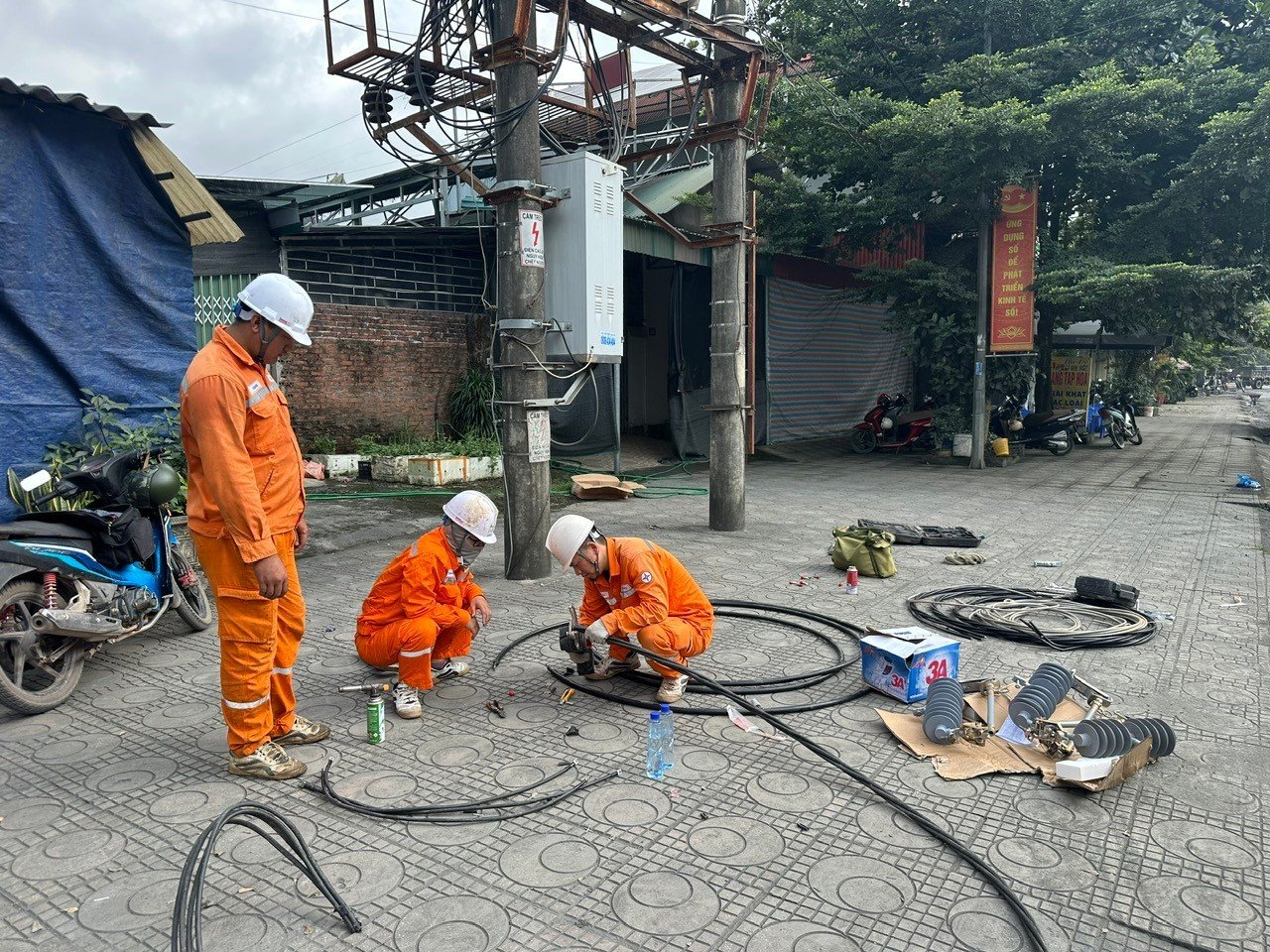 Nh&acirc;n vi&ecirc;n Điện lực Na Sang thực hiện thay thế c&aacute;p tại TBA