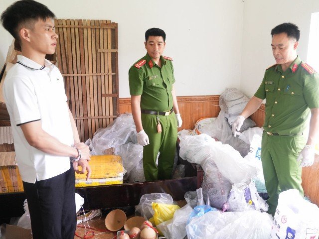 Công an phường Trường Vinh khám xét nơi ở của Nguyễn Tiến Phi phát hiện các thùng, bì tải chứa hóa chất để chế tạo pháo. Công an phường Trường Vinh khám xét nơi ở của Nguyễn Tiến Phi phát hiện các thùng, bì tải chứa hóa chất để chế tạo pháo.
