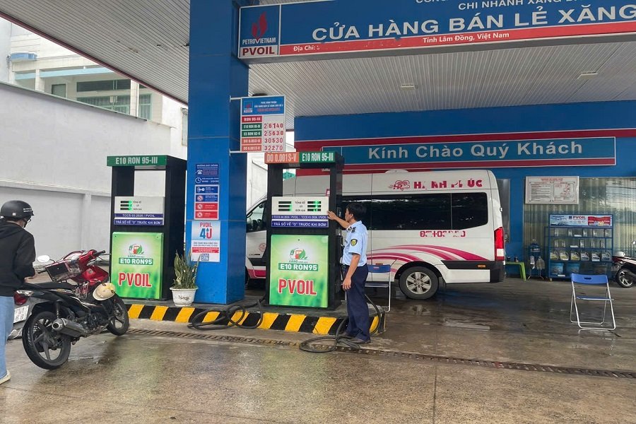 Lực lượng QLTT kiểm tra việc ni&ecirc;m yết gi&aacute; v&agrave; b&aacute;n đ&uacute;ng gi&aacute; ni&ecirc;m yết; bảo đảm điều kiện kinh doanh; nguồn gốc, xuất xứ h&agrave;ng h&oacute;a; việc sử dụng phương tiện đo v&agrave; thực hiện quy định về đo lường; chất lượng xăng dầu v&agrave; c&aacute;c quy định c&oacute; li&ecirc;n quan. (Ảnh: P.H)