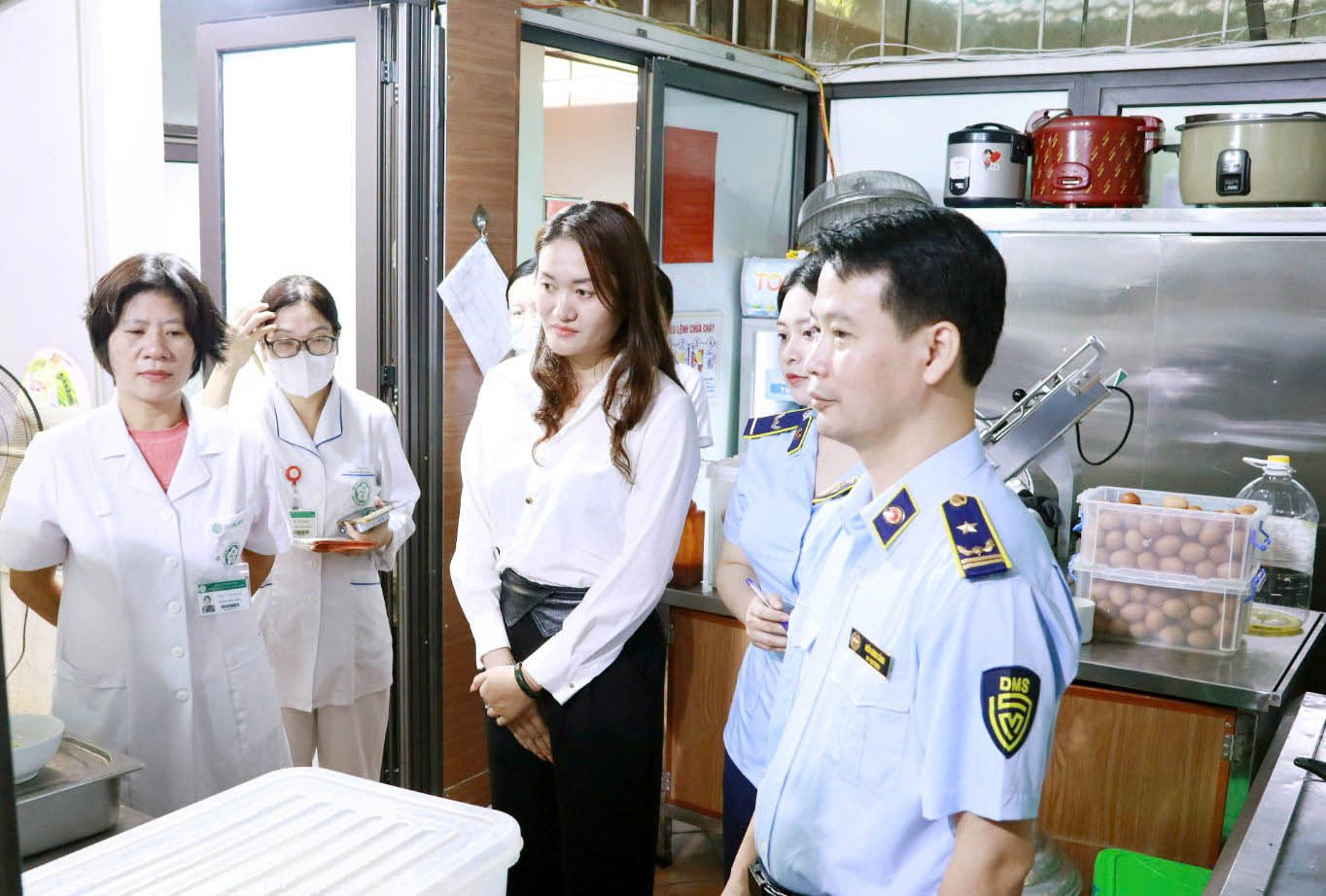 Lực lượng Quản l&yacute; thị trường H&agrave; Nội kiểm tra c&ocirc;ng t&aacute;c an to&agrave;n thực phẩm tại nh&agrave; ăn căng tin bệnh viện Bạch Mai. Ảnh: hanoi.dms.gov.vn