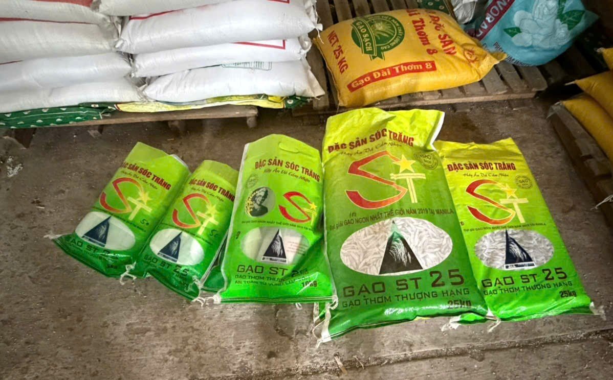 Gạo ST25 của thương hiệu &ldquo;&Ocirc;ng Cua&rdquo; bị c&aacute;c đối tượng sử dụng bao b&igrave; để đ&oacute;ng g&oacute;i gạo kh&ocirc;ng r&otilde; nguồn gốc, nhằm đưa ra thị trường ti&ecirc;u thụ.