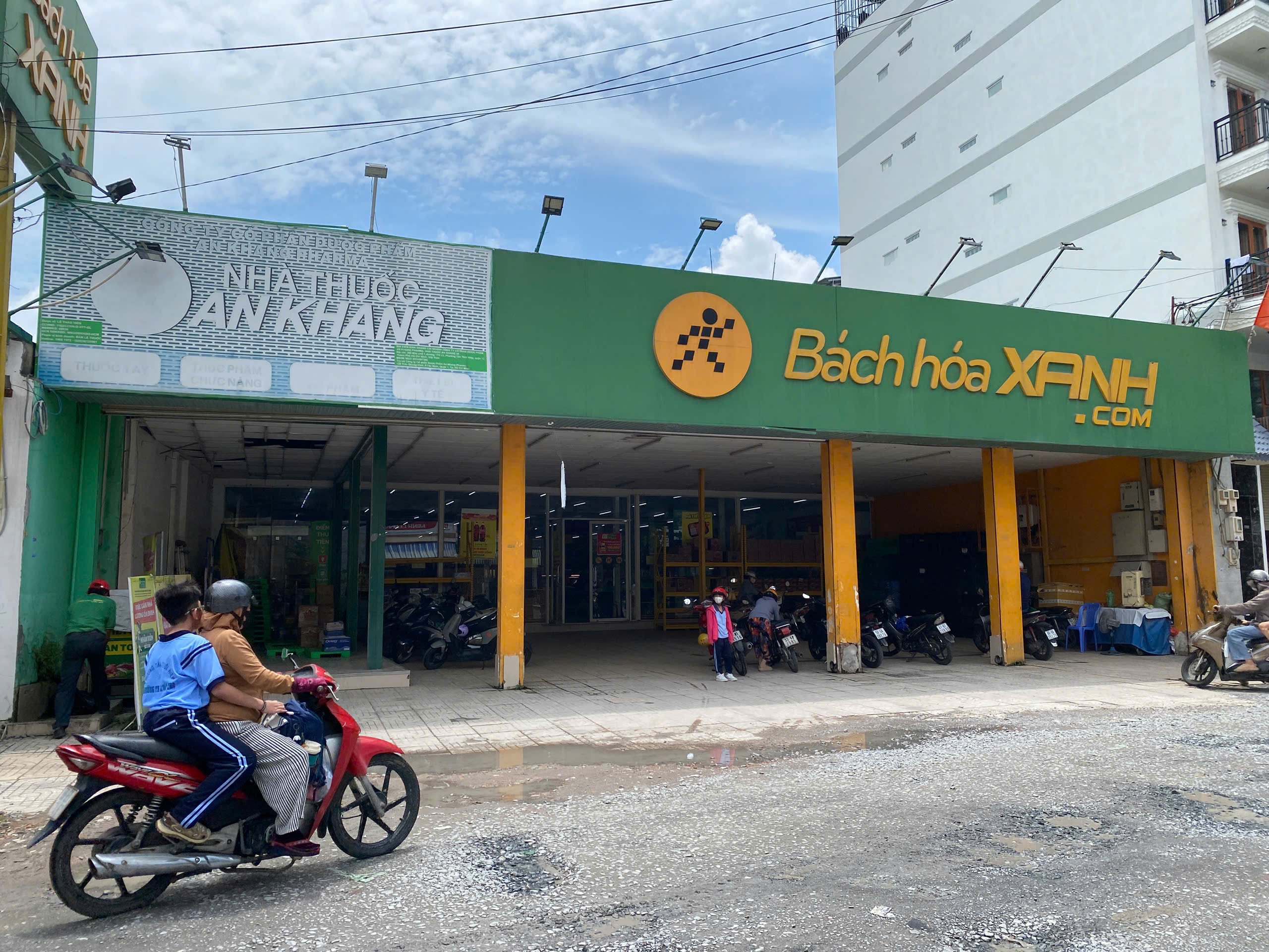 Cửa h&agrave;ng B&aacute;ch H&oacute;a Xanh ở địa chỉ 305, khu phố 1, phường T&acirc;n Thới Hiệp.