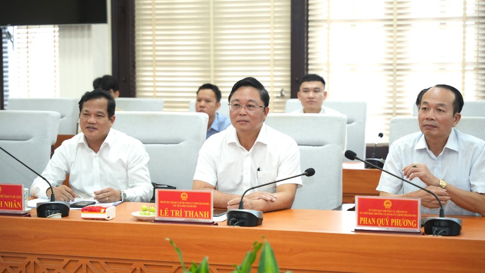 &Ocirc;ng L&ecirc; Th&iacute; Thanh, chủ tịch UBND th&agrave;nh phố Huế tại buổi l&agrave;m việc (ảnh VPUB)