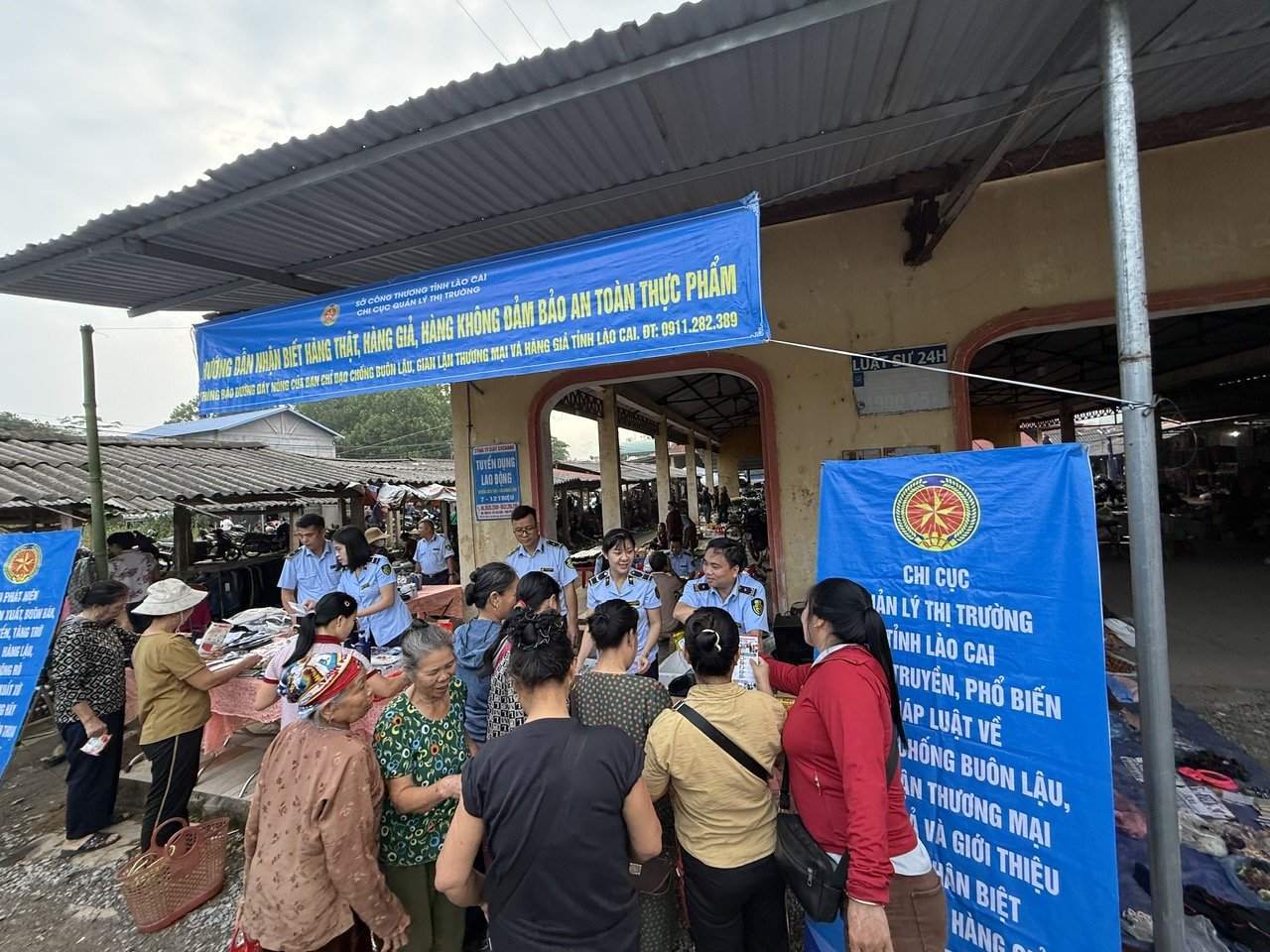 C&ocirc;ng chức Đội QLTT số 4 c&ugrave;ng Ph&ograve;ng Nghiệp vụ - Tổng hợp, đại diện chủ thể quyền v&agrave; Ban Quản l&yacute; chợ x&atilde; Nghĩa T&acirc;m v&agrave; chợ Chấn Thịnh trưng b&agrave;y mẫu một số mặt h&agrave;ng ti&ecirc;u d&ugrave;ng như m&igrave; ch&iacute;nh, nước mắm, bột giặt, dầu gội, mỹ phẩm, b&agrave;n chải v&agrave; kem đ&aacute;nh răng, quần &aacute;o, gi&agrave;y d&eacute;p, phụ t&ugrave;ng xe m&aacute;y&hellip; để hướng dẫn người d&acirc;n v&agrave; hộ kinh doanh nhận biết dấu hiệu nghi vấn.