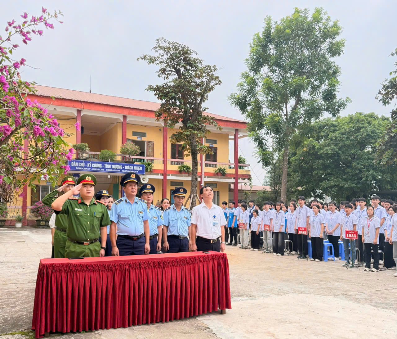 Lực lượng chức năng tại L&agrave;o Cai c&ugrave;ng Ban gi&aacute;m hiệu v&agrave; hơn 1.100 em học sinh thực hiện nghi lễ ch&agrave;o cờ