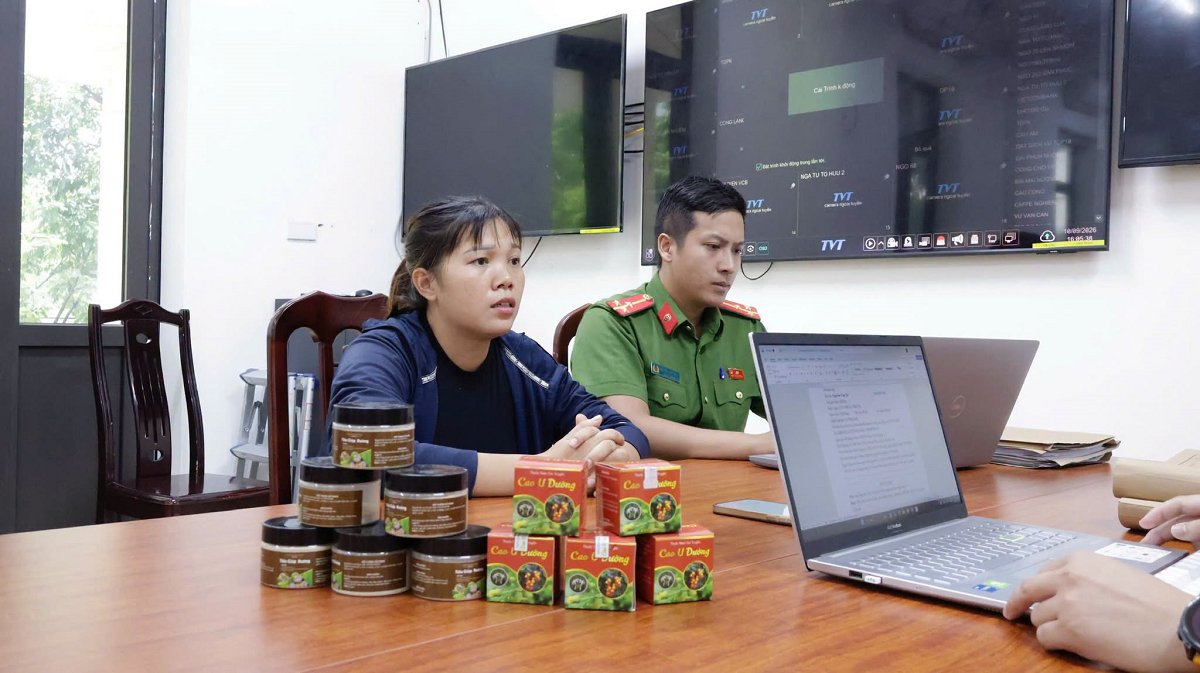 Đối tượng Dương Thị Quỳnh tại cơ quan Công an Đối tượng Dương Thị Quỳnh tại cơ quan Công an