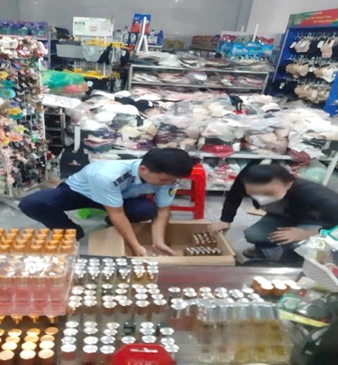 Lực lượng Quản lý thị trường tỉnh An Giang kiểm tra số nước hoa không có nhãn hàng hóa, không rõ nguồn gốc, xuất xứ tại một cơ sở kinh doanh. Ảnh: Chi Cục QLTT An Giang. Lực lượng Quản lý thị trường tỉnh An Giang kiểm tra số nước hoa không có nhãn hàng hóa, không rõ nguồn gốc, xuất xứ tại một cơ sở kinh doanh. Ảnh: Chi Cục QLTT An Giang.