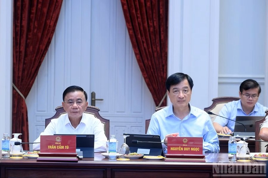 Thường trực Ban B&iacute; thư Trần Cẩm T&uacute; v&agrave; c&aacute;c đồng ch&iacute; l&atilde;nh đạo tham dự phi&ecirc;n họp. (Ảnh: ĐĂNG KHOA)