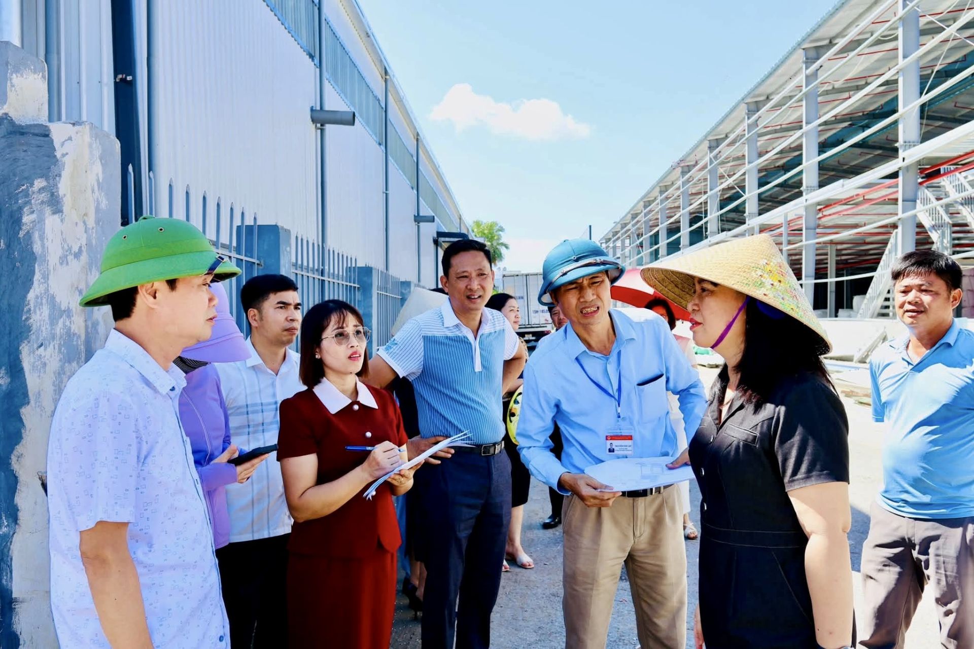 Đồng chí Ngô Thị Thanh Thủy, Bí thư Đảng ủy, Chủ tịch HĐND xã (áo đen) khảo sát thực tế tại Công ty TNHH Thương mại Nam Huy. Đồng chí Ngô Thị Thanh Thủy, Bí thư Đảng ủy, Chủ tịch HĐND xã (áo đen) khảo sát thực tế tại Công ty TNHH Thương mại Nam Huy.
