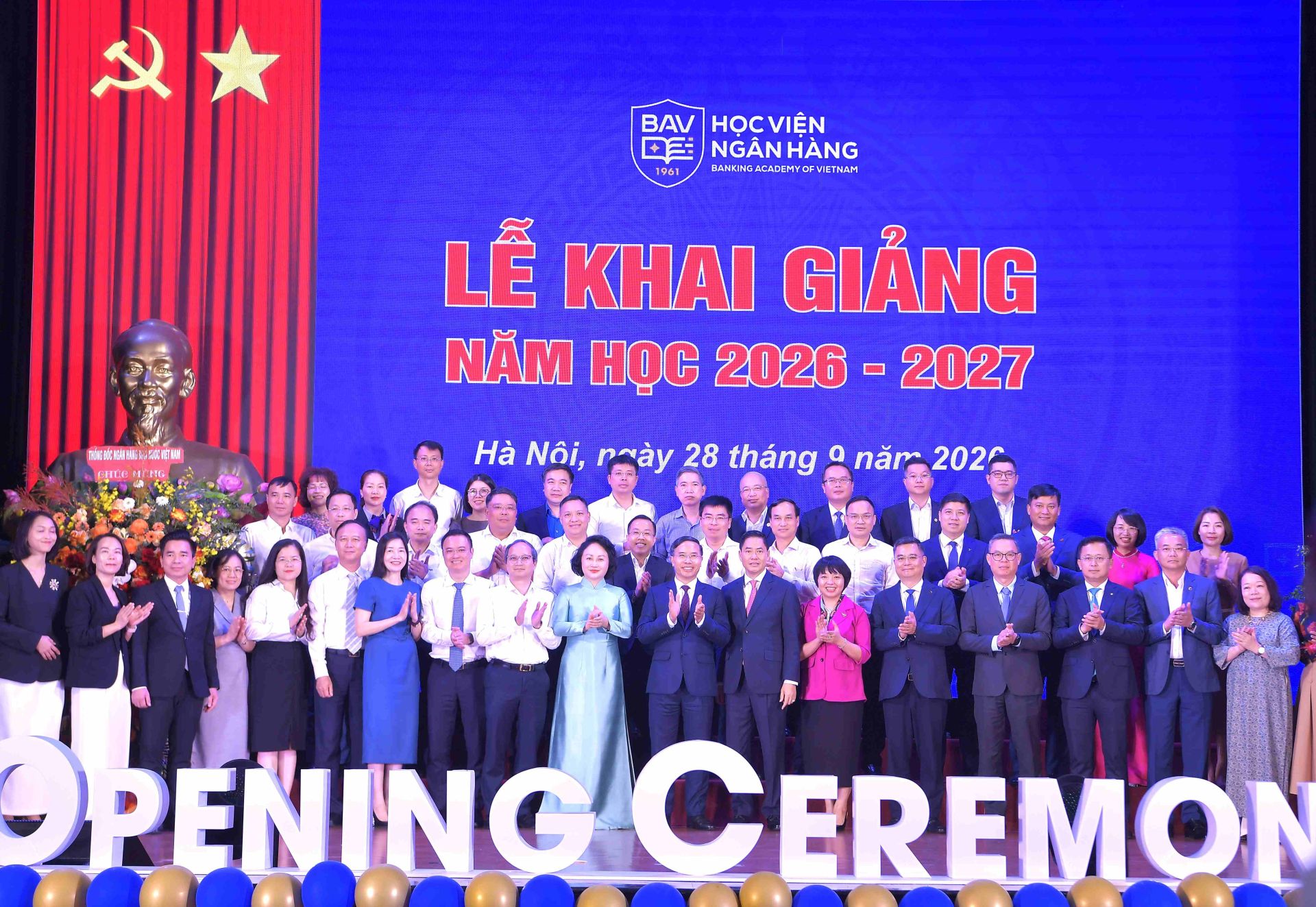Thống đốc NHNN chụp ảnh lưu niệm cùng thầy trò Học viện Ngân hàng và các đại biểu tại Lễ khai giảng. Ảnh: VCB Thống đốc NHNN chụp ảnh lưu niệm cùng thầy trò Học viện Ngân hàng và các đại biểu tại Lễ khai giảng. Ảnh: VCB