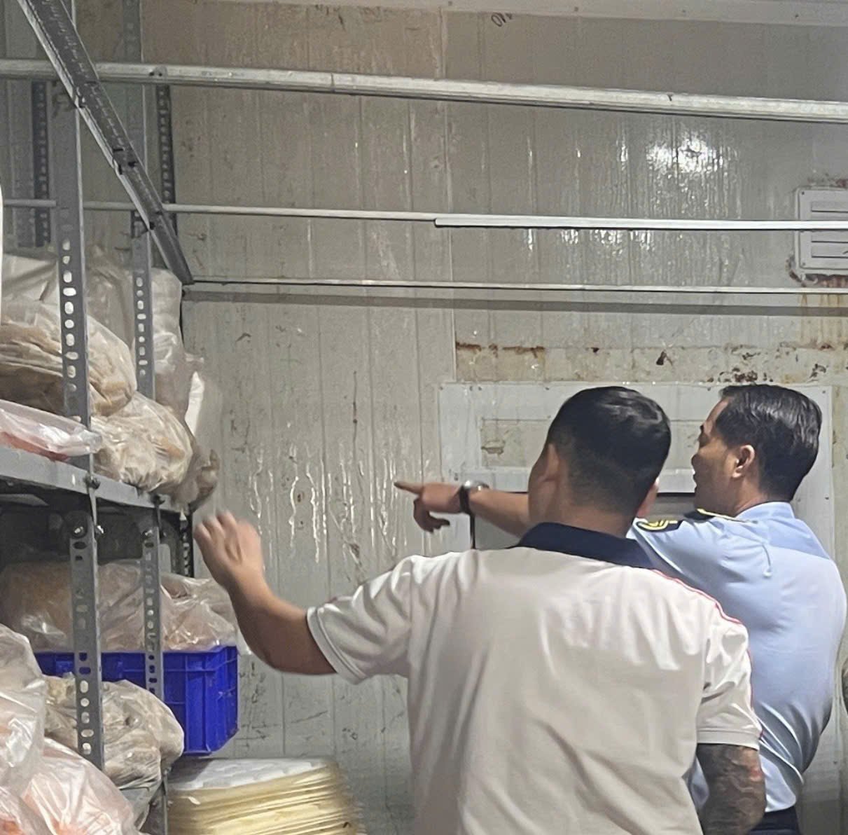 Lực lượng Quản l&yacute; thị trường kiểm tra số thịt g&agrave; phi l&ecirc; được bảo quản tại kho đ&ocirc;ng lạnh của doanh nghiệp. (Ảnh: Chi cục Quản l&yacute; thị trường TP Đồng Nai)