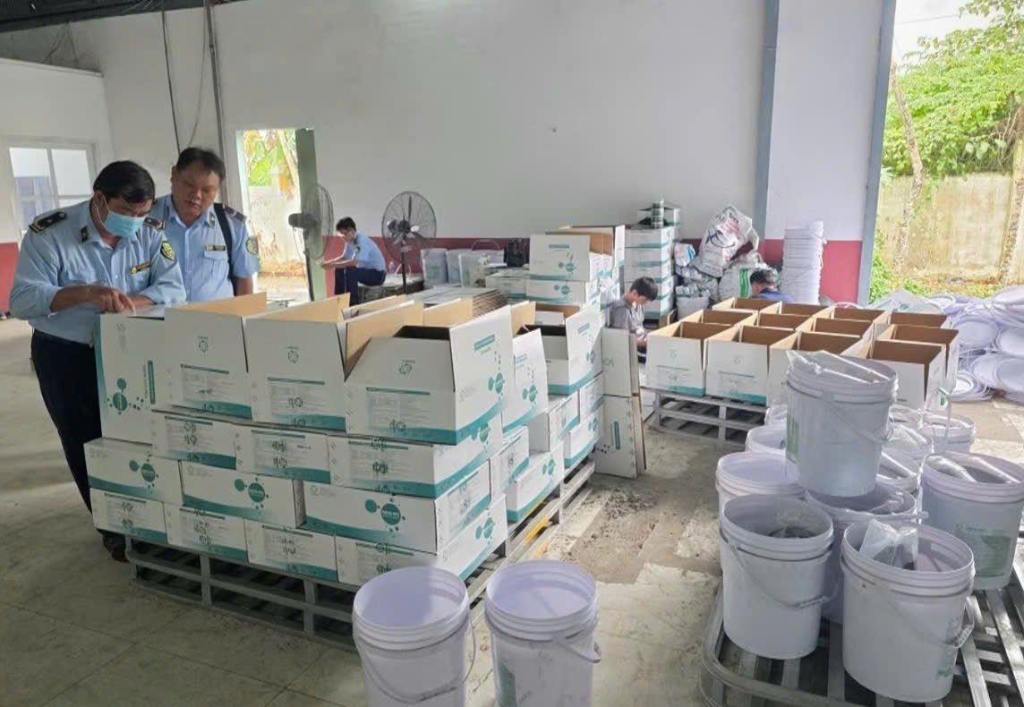 Lực lượng Quản l&yacute; thị trường kiểm tra h&agrave;ng h&oacute;a tại kho của doanh nghiệp ở phường T&acirc;n Hạnh, tỉnh Vĩnh Long.