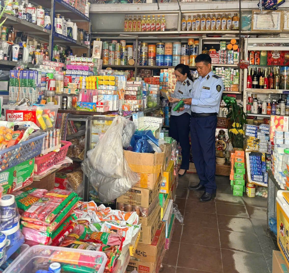 Lực lượng QLTT TP. Đ&agrave; Nẵng tăng cường kiểm tra h&agrave;ng h&oacute;a thiết yếu trong m&ugrave;a mưa b&atilde;o.