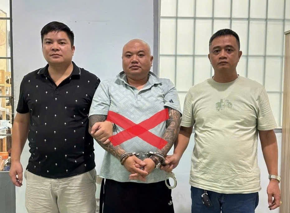 Đối tượng Đinh Từ Thiện bị lực lượng C&ocirc;ng an x&atilde; Kim Th&agrave;nh bắt giữ sau hơn một năm lẩn trốn. (Ảnh: C&ocirc;ng an TP Hải Ph&ograve;ng)