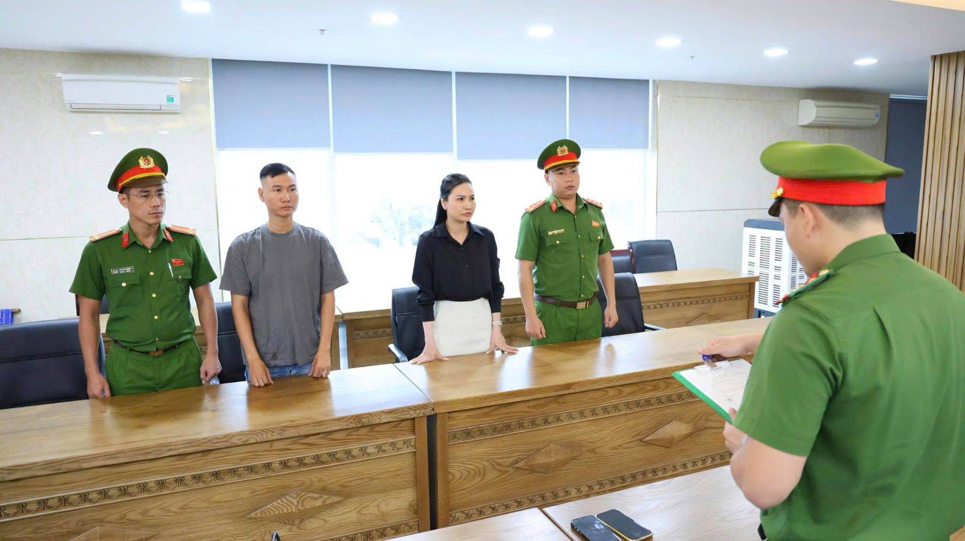 Lực lượng chức năng tống đạt quyết định tố tụng đối với L&ecirc; Thị Thanh Thuận v&agrave; L&ecirc; Văn Trường