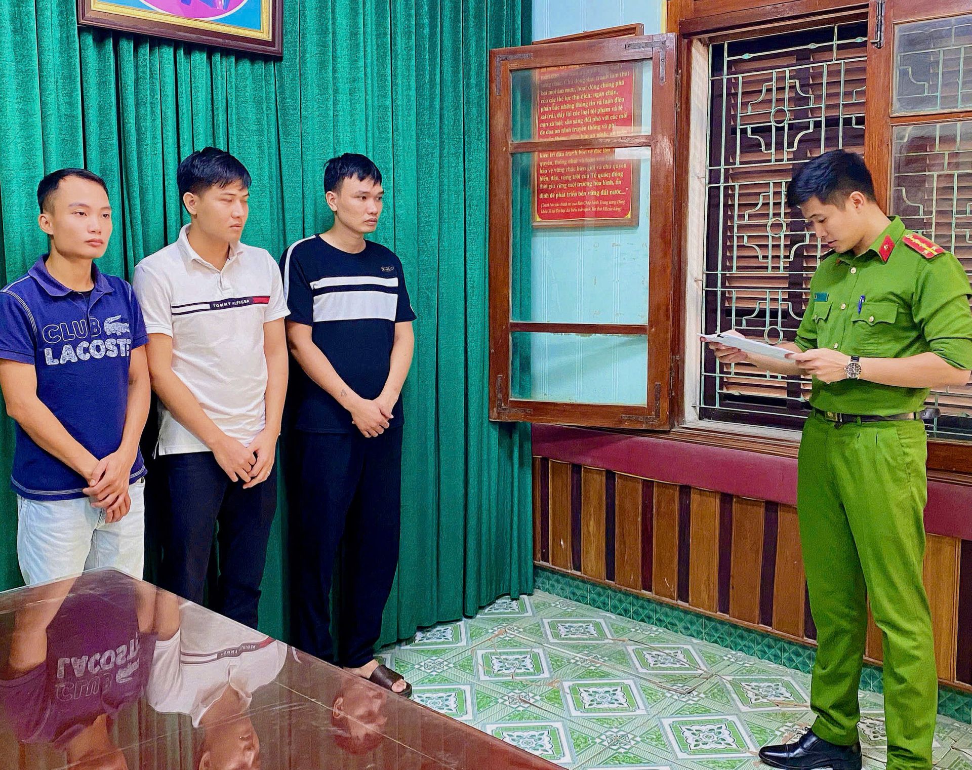 Lực lượng chức năng tống đạt quyết định đối với c&aacute;c đối tượng