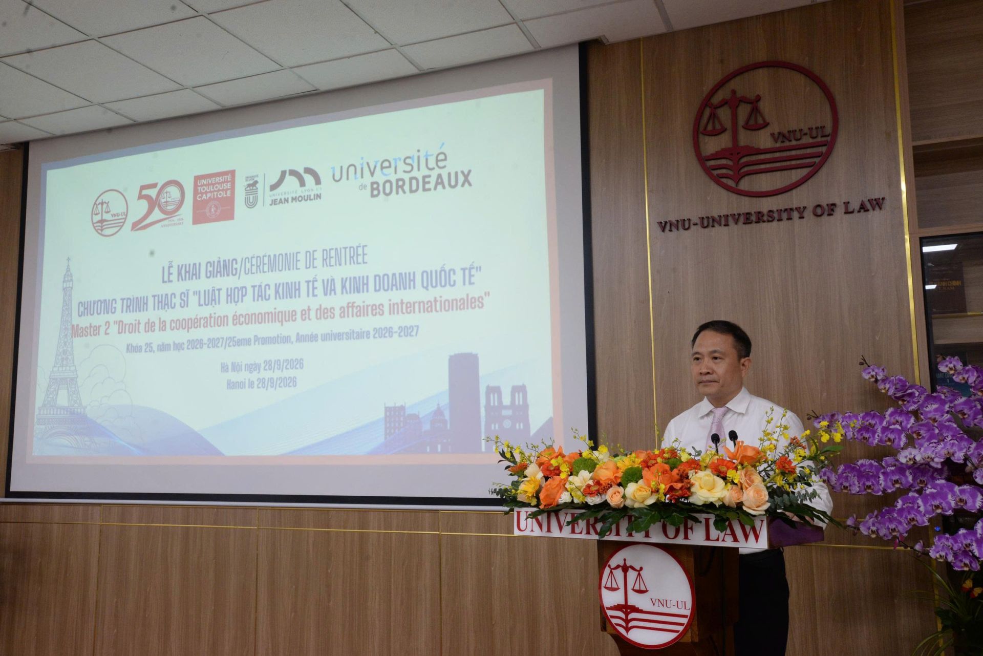 PGS.TS Lê Trung Thành, Trưởng Ban Đào tạo và Công tác sinh viên, ĐHQGHN phát biểu chúc mừng. PGS.TS Lê Trung Thành, Trưởng Ban Đào tạo và Công tác sinh viên, ĐHQGHN phát biểu chúc mừng.