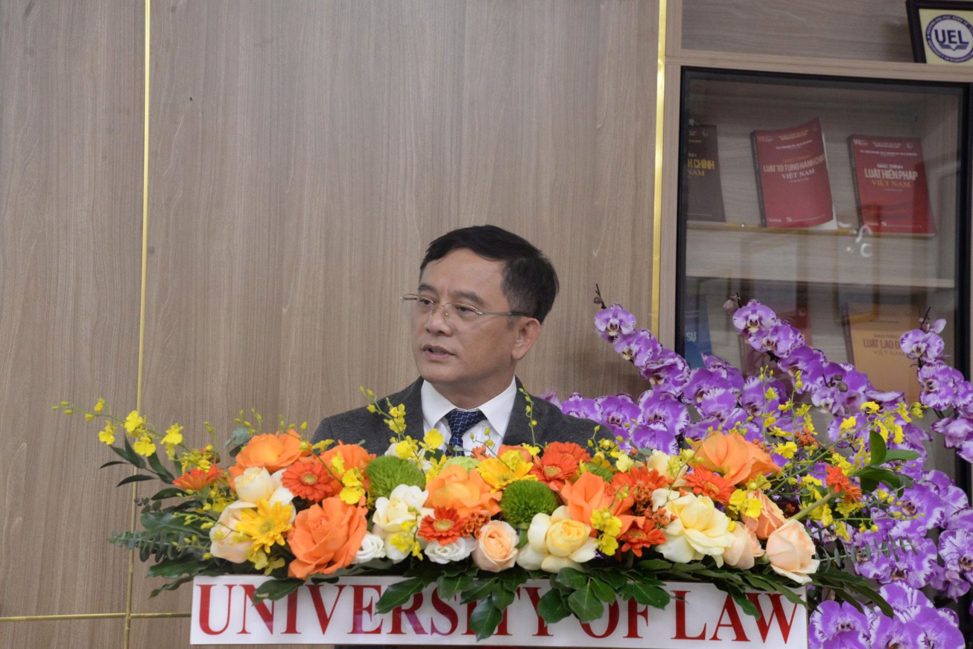 Hiệu trưởng Trường Đại học Luật, ĐHQGHN phát biểu tại buổi lễ. (Ảnh: Phương Di) Hiệu trưởng Trường Đại học Luật, ĐHQGHN phát biểu tại buổi lễ. (Ảnh: Phương Di)