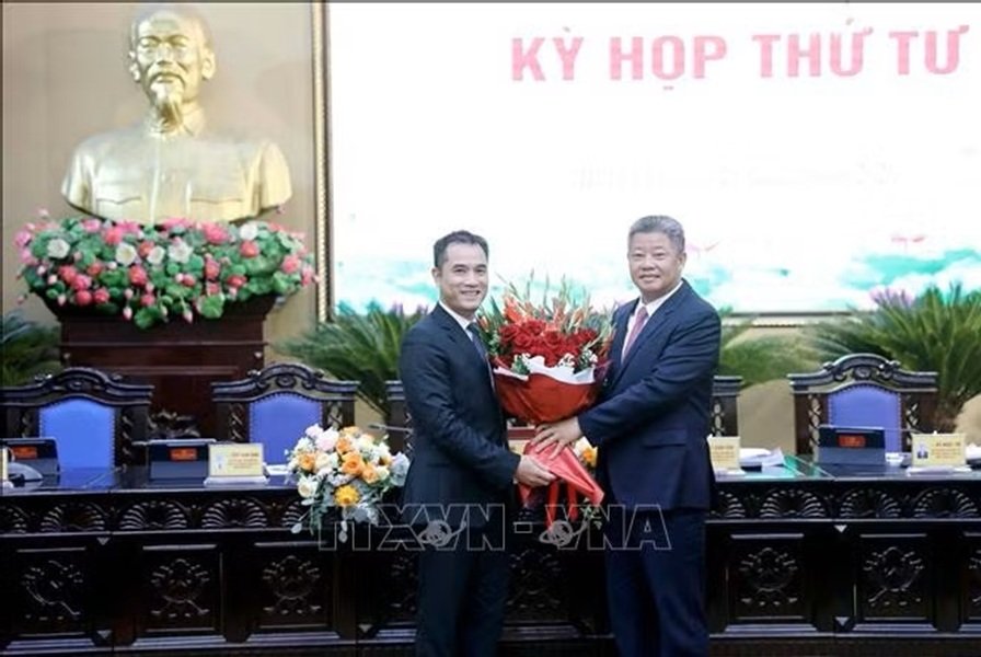 Chủ tịch UBND tỉnh Hưng Y&ecirc;n Nguyễn Mạnh Quyền tặng hoa ch&uacute;c mừng &ocirc;ng Phạm Bảo Sơn. Ảnh: Thế Duyệt/TTXVN.