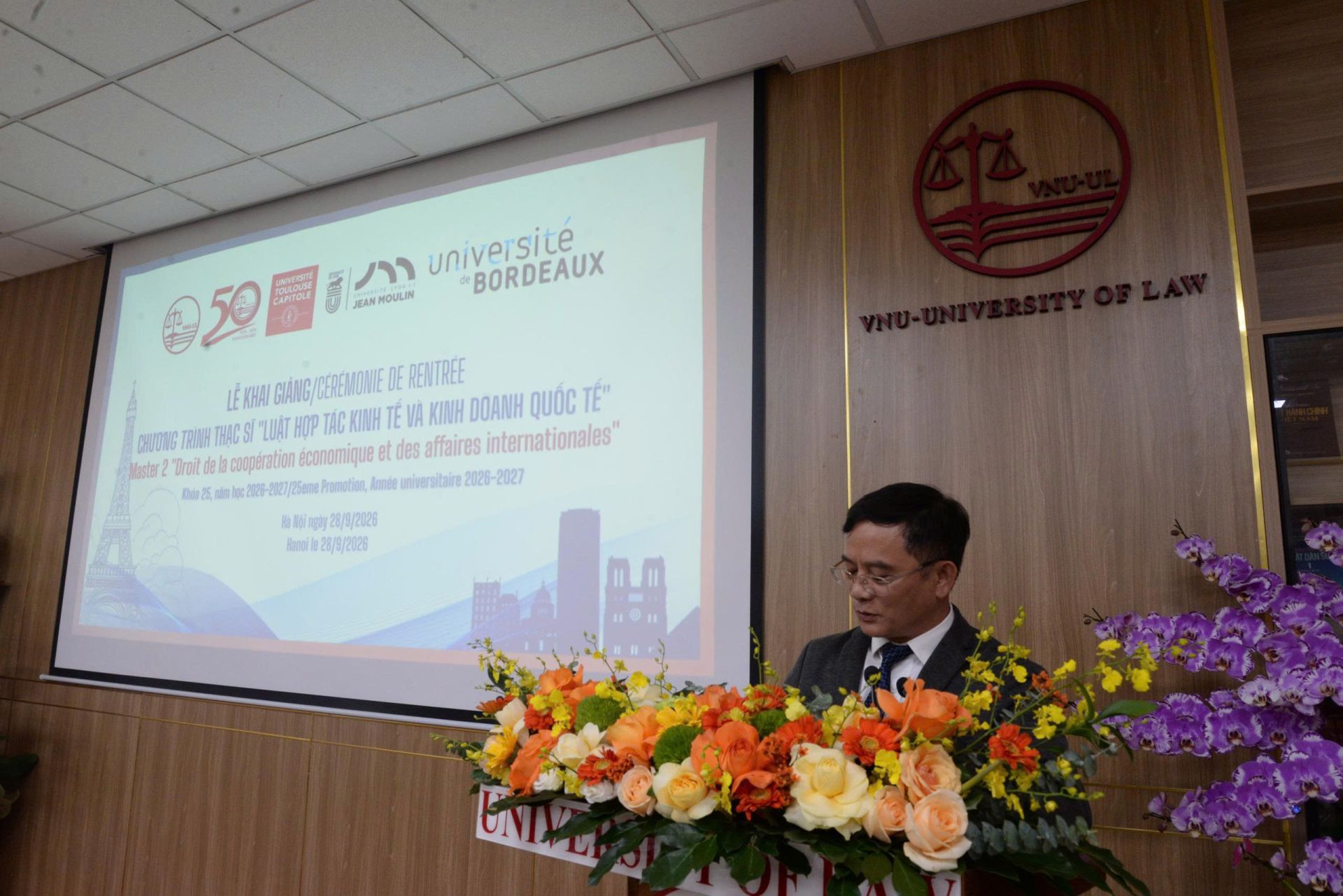 Hiệu trưởng Trường Đại học Luật, ĐHQGHN phát biểu tại Lễ khai giảng Khóa 25 Chương trình Thạc sĩ “Luật Hợp tác kinh tế và Kinh doanh quốc tế”. Hiệu trưởng Trường Đại học Luật, ĐHQGHN phát biểu tại Lễ khai giảng Khóa 25 Chương trình Thạc sĩ “Luật Hợp tác kinh tế và Kinh doanh quốc tế”.